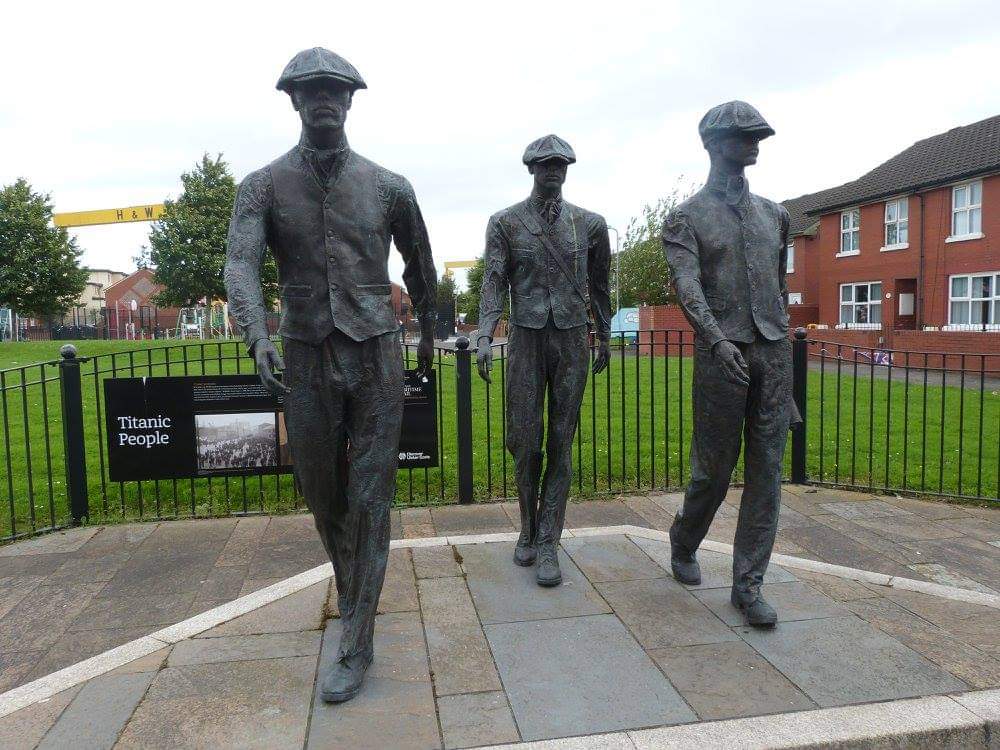Once my visit is over, go to another place to end this little stay in #Belfast: East Belfast. With a view of Samson & Goliath, the Harland & Wolff cranes, the murals (#Titanic, but also on the history of the city,...) and the statue of the 'Yardmen'.
2/2