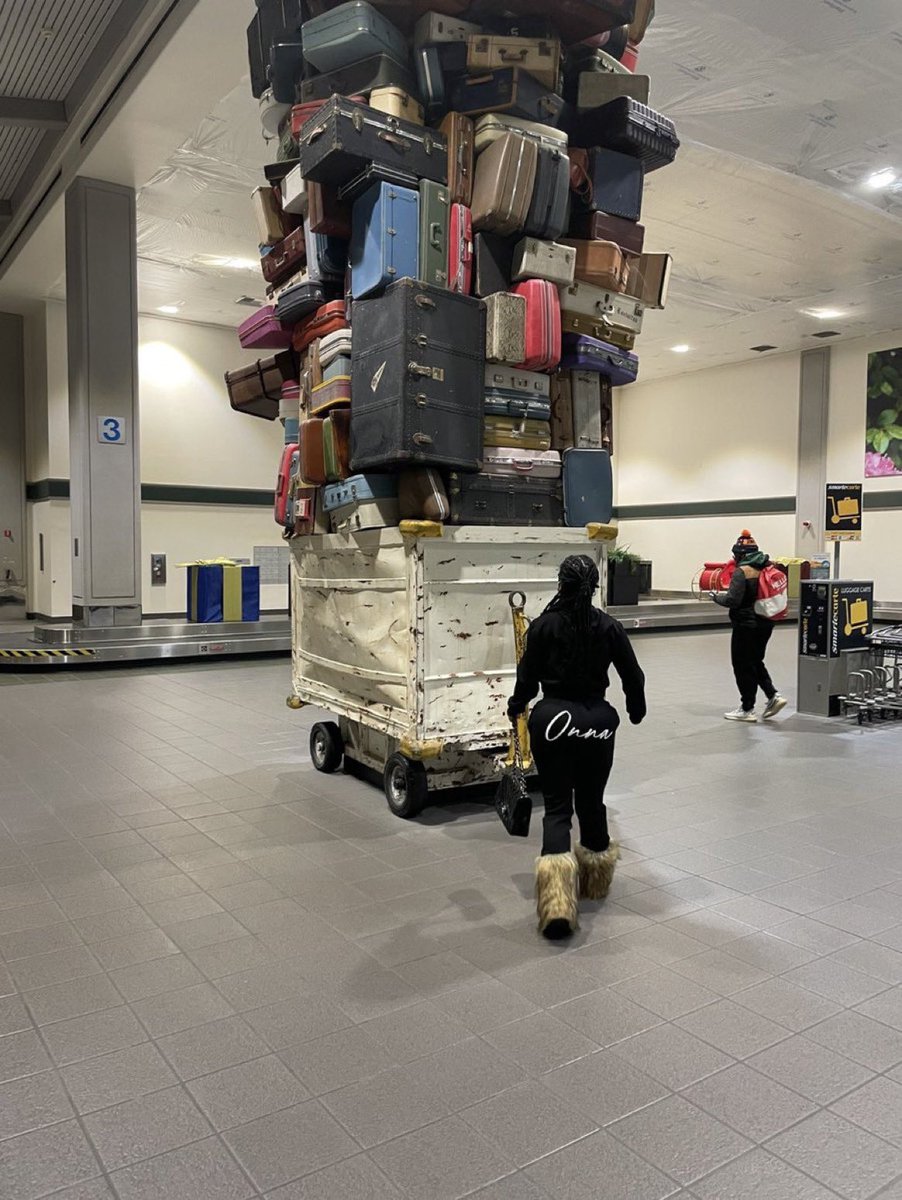 AidelZack's tweet photo. moi je fais mes valises pour aller quelque part pendant 2 jours : https://t.co/VbZOyJ5h8p