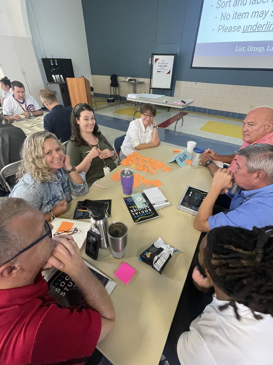 Soc_StudiesTX's tweet image. This is how we learn! Big thank you to @TBeeneEdu for helping us learn how to best support our multilingual learners in such a vibrant learning environment! Always a good time with this amazing bunch of educators 🌟 @CFB_MLP @Seidlitz_Ed #languagefocused