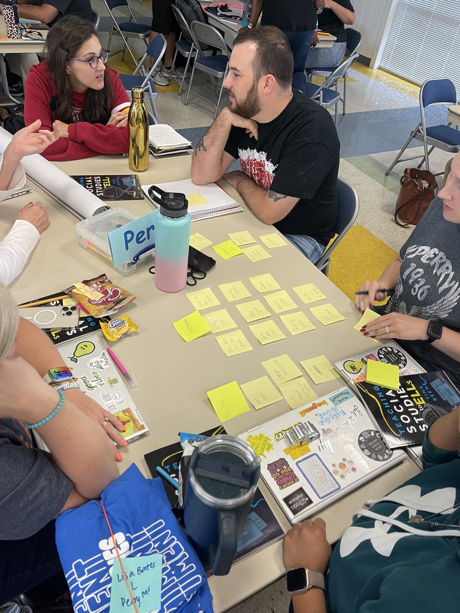 Soc_StudiesTX's tweet image. This is how we learn! Big thank you to @TBeeneEdu for helping us learn how to best support our multilingual learners in such a vibrant learning environment! Always a good time with this amazing bunch of educators 🌟 @CFB_MLP @Seidlitz_Ed #languagefocused