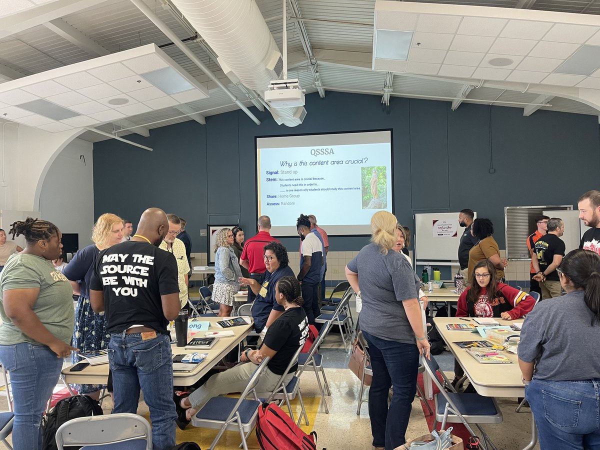 Soc_StudiesTX's tweet image. This is how we learn! Big thank you to @TBeeneEdu for helping us learn how to best support our multilingual learners in such a vibrant learning environment! Always a good time with this amazing bunch of educators 🌟 @CFB_MLP @Seidlitz_Ed #languagefocused