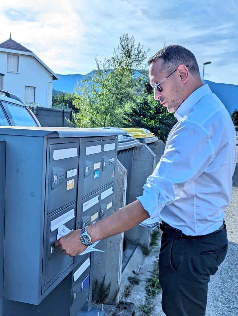 Euryanthe_M's tweet photo. Boitage en fin de journée à #Chambéry / #Bissy pour faire connaître les élus #RN locaux et appeler les habitants à nous rejoindre ! 

Même en plein mois d'août, nous sommes sur le terrain :)  

#Savoie https://t.co/fYERWrQic4