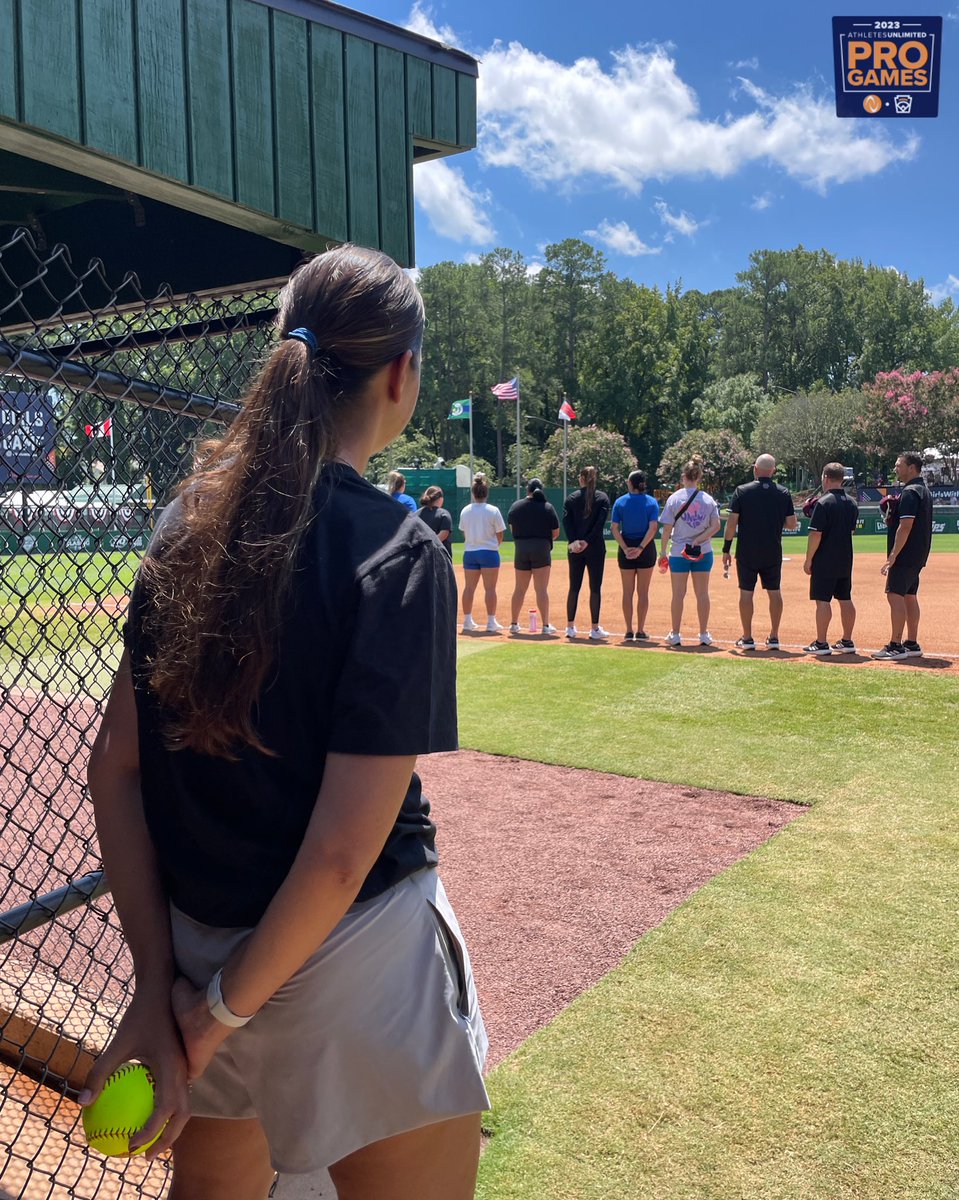 LittleLeague's tweet image. First pitch from a lefty legend 🤘

#LLWS x @catosterman