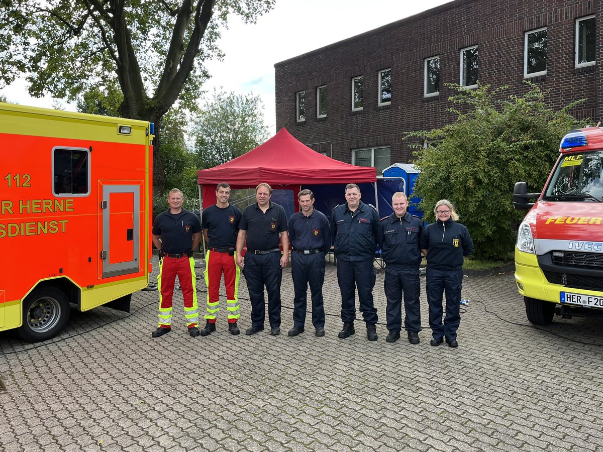 FeuerwehrHerne's tweet photo. Auch heute stehen wieder 19 Angehörige von Berufs- und Freiwilliger Feuerwehr für Euch auf der Cranger Kirmes bereit.
Sie verteilen sich auf die Posten „Schwing“ und „Pumpwerk“ sowie die technische Einsatzleitung nahe der Schleuse.
#wirhelfenherne #crangerkirmes #Crange2023 https://t.co/ABbH7I0Efs