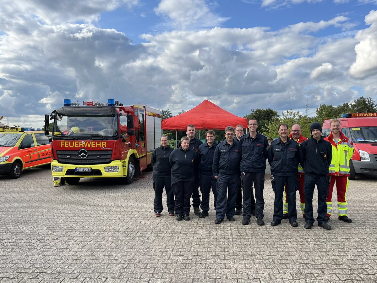 FeuerwehrHerne's tweet photo. Auch heute stehen wieder 19 Angehörige von Berufs- und Freiwilliger Feuerwehr für Euch auf der Cranger Kirmes bereit.
Sie verteilen sich auf die Posten „Schwing“ und „Pumpwerk“ sowie die technische Einsatzleitung nahe der Schleuse.
#wirhelfenherne #crangerkirmes #Crange2023 https://t.co/ABbH7I0Efs