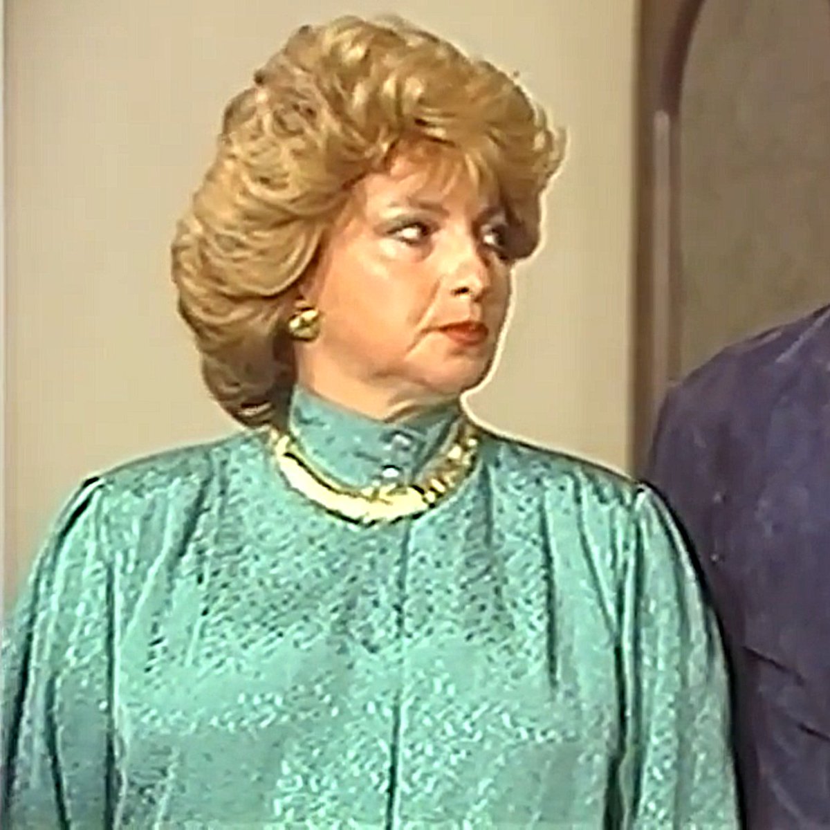 highcollars's tweet image. Göksel Kortay (Bebek Davası 1986) #highcollar #highneck #highneckblouse #highcollarblouse #blouse #80sblouse #buttonedup #2buttoncollar #80sfashion #tealblouse #movie #1986 #bebekdavası #gökselkortay