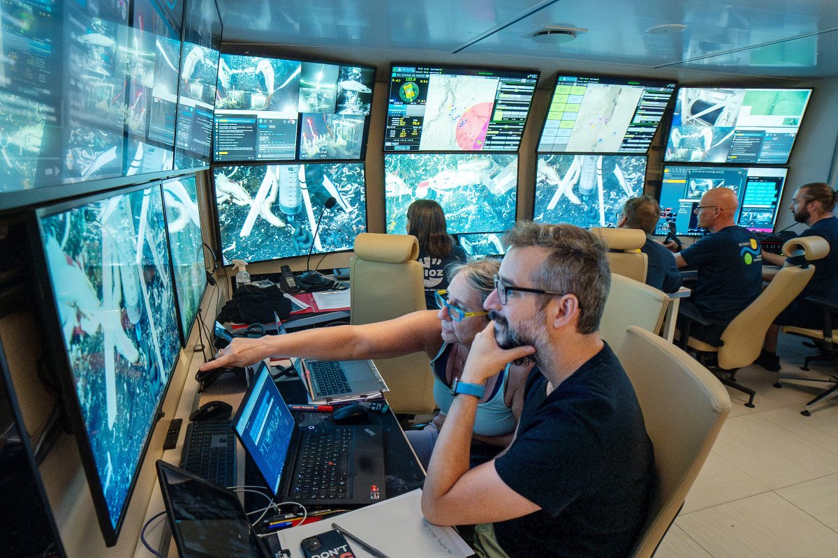 SchmidtOcean's tweet photo. “Our understanding of animal life at deep-sea hydrothermal vents has greatly expanded with this discovery, ” Principal Investigator @bright_monika of the #VentUnderworld expedition.
More info: https://t.co/XbVqXONy1w https://t.co/NspO9lg0BN