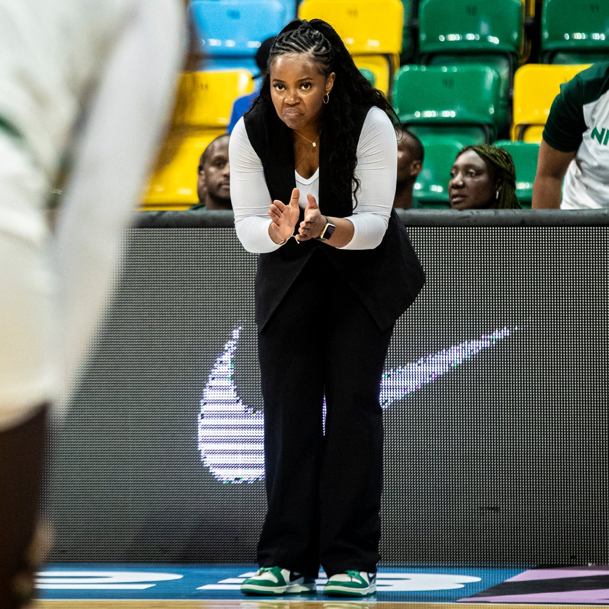 🤩 𝐂𝐨𝐚𝐜𝐡 𝐑𝐞𝐧𝐚 𝐢𝐬 𝐩𝐚𝐯𝐢𝐧𝐠 𝐭𝐡𝐞 𝐰𝐚𝐲! 🛣 💯

🇳🇬 <a href="/Coach_Rena/">Rena Wakama</a>, the only female coach during this year <a href="/FIBA/">FIBA Basketball</a> #AfroBasketWomen, made history by becoming the first ever female coach to win the title, 28 editions later! 

👏 What a way to shine!✨

#AfroBasketWomen