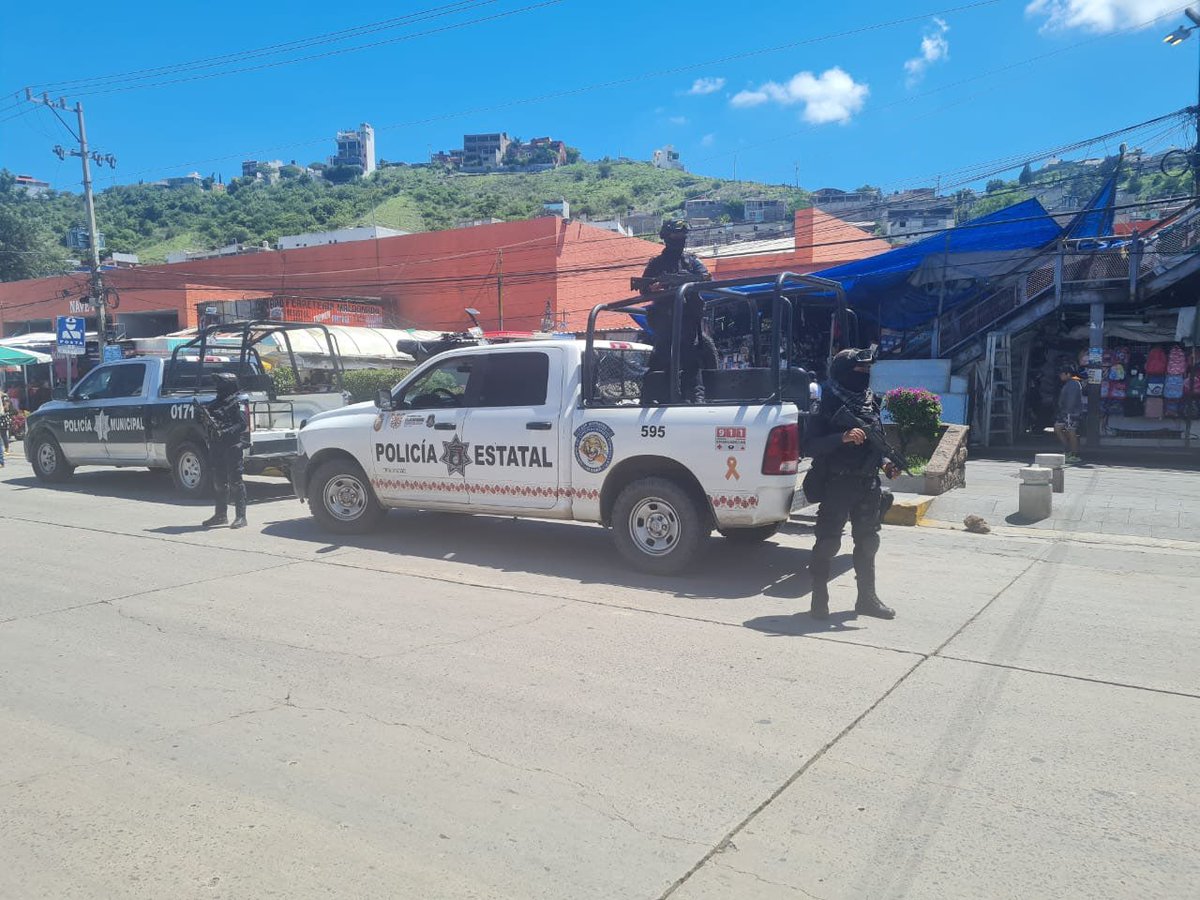 SSPGro's tweet photo. 🚔👮‍🚨Como parte del reforzamiento de seguridad en #Chilpancingo, personal de la @SSPGro continúan desplegados en zonas estratégicas de la capital del Estado, donde han instalado puntos de atención ciudadana con el objetivo de prevenir e inhibir la comisión de delitos. https://t.co/9YswZY8TLn