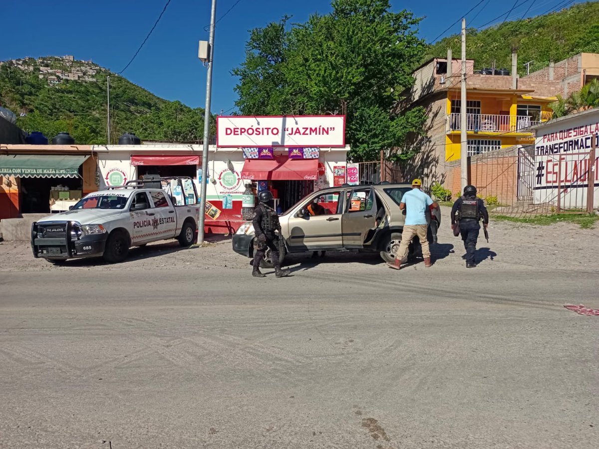 SSPGro's tweet photo. 🚔👮‍🚨Como parte del reforzamiento de seguridad en #Chilpancingo, personal de la @SSPGro continúan desplegados en zonas estratégicas de la capital del Estado, donde han instalado puntos de atención ciudadana con el objetivo de prevenir e inhibir la comisión de delitos. https://t.co/9YswZY8TLn