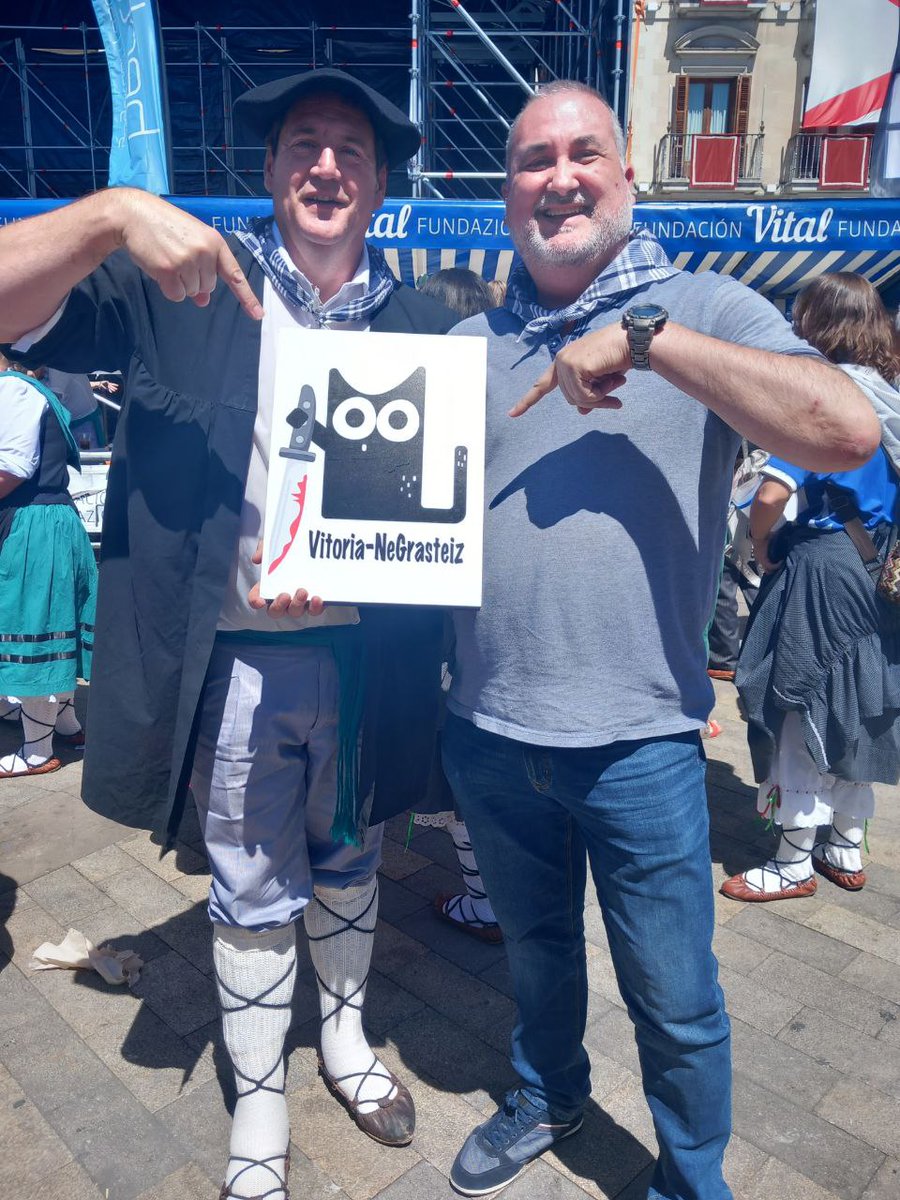 GredillaAlberto's tweet photo. Apoyo al festival @VNegrasteiz 
Aprovechando las fiestas de #vitoriagasteiz nuestro querido #Celedón Gorka Ortiz de Urbina ha mostrado su apoyo al Primer Festival de Novela Negra y Policiaca
Muchas gracias por tu implicación!
Un abrazo al personaje y sobre todo a la persona real. https://t.co/vAp17gGfyV