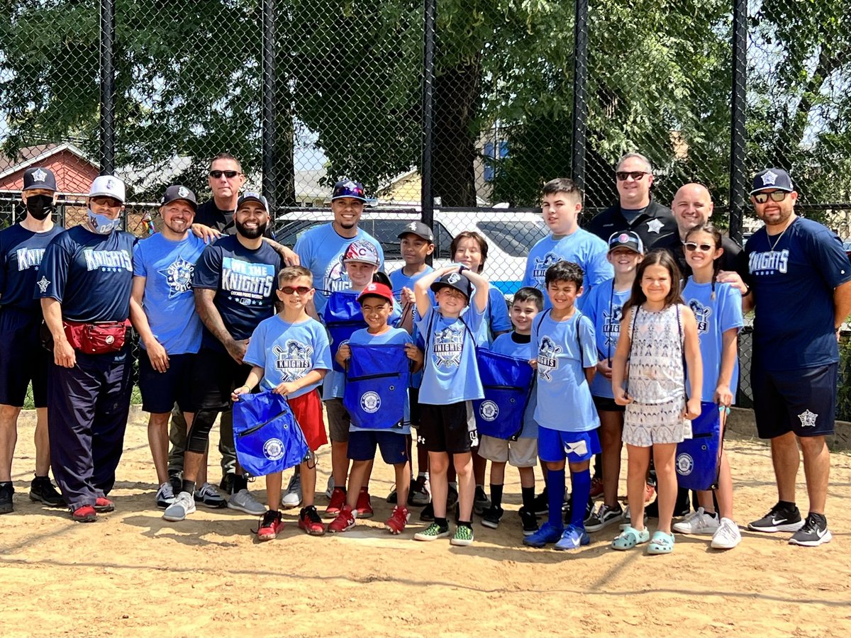 CPDKnights's tweet photo. It was a beautiful day for some baseball with the community! CPD Knights along with 20th District CPD CAPS and Chicago Police Headquarters were out today at River Park - Chicago hosting a free baseball clinic for the kids.
#teamwork #community #chicago #riverpark #cpdknights https://t.co/e273NDqNhP