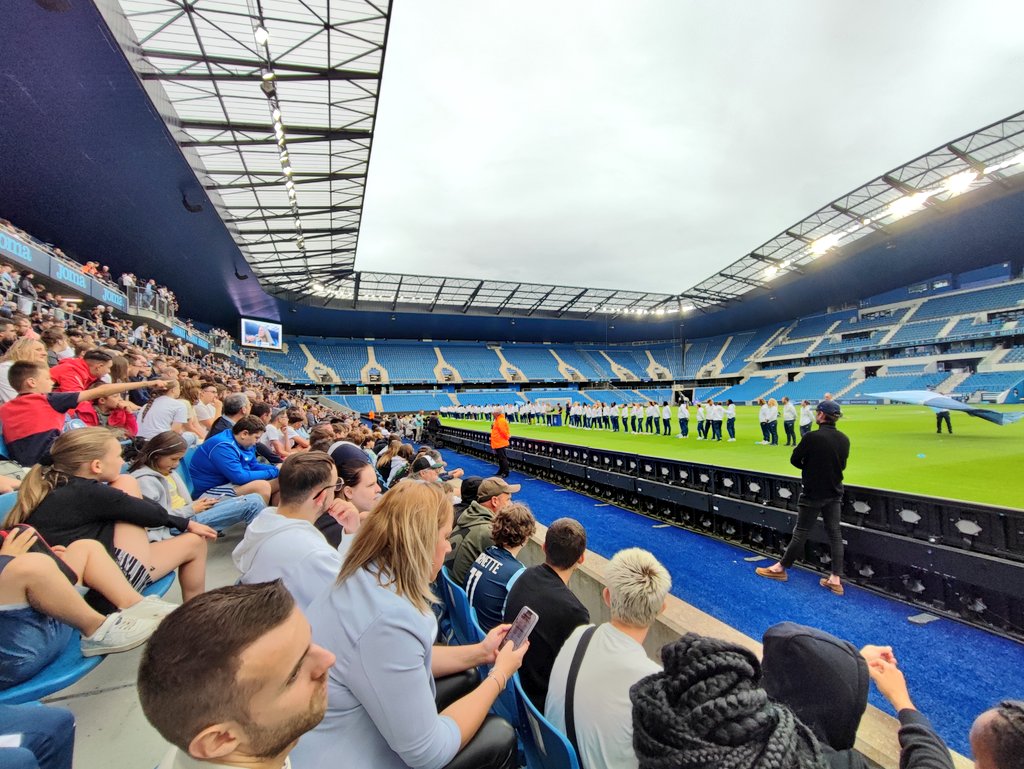 JejayLH's tweet image. 🔵 Plus de 4000 supporters réunis ce soir au Stade Océane pour la #fanday , un véritable succès à quelques jours du 1er match pour nos HACMENS 🔥
RDV le 15 Septembre au #Havre pour nos @hacfem face à #OL ! 
Bravo @HAC_Foot 👏🏼👏🏼👏🏼