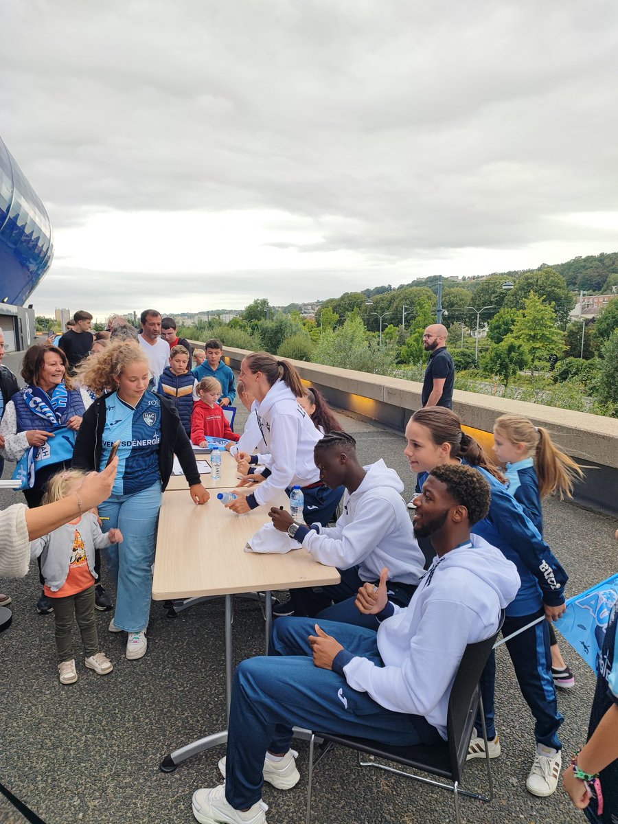 JejayLH's tweet image. 🔵 Plus de 4000 supporters réunis ce soir au Stade Océane pour la #fanday , un véritable succès à quelques jours du 1er match pour nos HACMENS 🔥
RDV le 15 Septembre au #Havre pour nos @hacfem face à #OL ! 
Bravo @HAC_Foot 👏🏼👏🏼👏🏼
