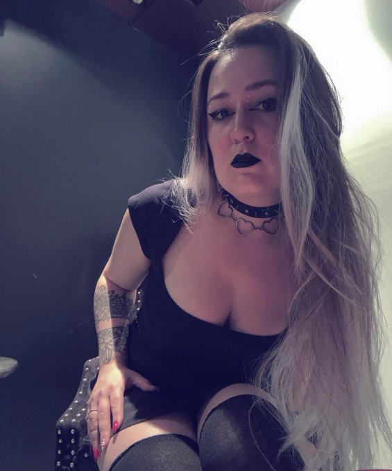 Alexa, play e-girls are ruining my life 🖤 https://t.co/qZdAeb9DVV<a href="/tag/ootd"class="tags"><span>#ootd</span></a>