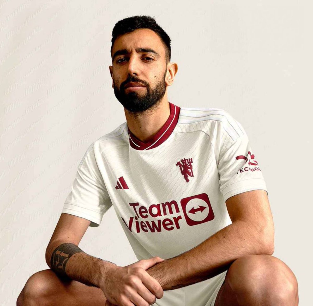 1MarathonMan's tweet photo. Love this third kit! Far better than the new away kit. https://t.co/qE57yc7DXz