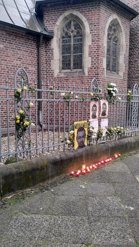 Zum Abschluss der Mahnwache von <a href="/solimouhamed/">Solidaritätskreis Mouhamed</a> stehen etwa 40 Menschen am Tatort, da wo vor genau einem Jahr ein Polizist der Wache #Dortmund #Nordstadt den 16 jährigen Mouhamed Lamine Dramé erschossen hat.
#Justice4Mouhamed!