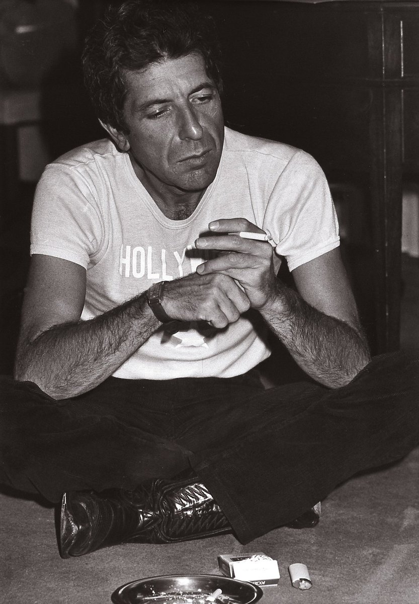 VicColden's tweet image. «¿Por qué estás ahí junto a la ventana
abandonada a la belleza y al orgullo?». 

youtu.be/FQ8ThThoI14

De mis favoritas de #Cohen.

#TheWindow
#RecentSongs
#LeonardCohen
#FieldCommanderCohen

«Oh chosen love, oh frozen love
Oh tangle of matter and ghost».

📷Tony Grylla, 1979.