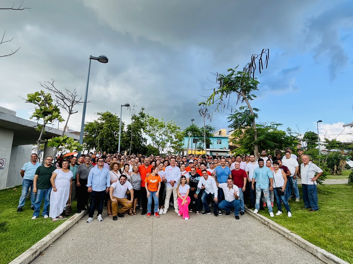 FernandoMarGue's tweet photo. El futuro de #puertovallarta se construye con determinación y junto a @ManuelRomoP , rodeados de ciudadanos vallartenses y grandes líderes que conforman un super equipo comprometidos en la restauración de este municipio, nos sumamos para dejar huella en un mural. ¡Vamos por más! https://t.co/bVV48SZ4Fp