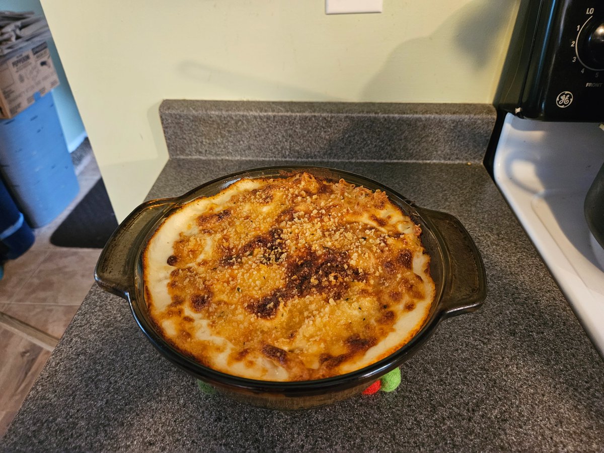 BoldGalStrong's tweet image. Made Hubby's favorite Mac &amp;amp; Cheese. He'll be a happy camper! #Homemademacandcheese