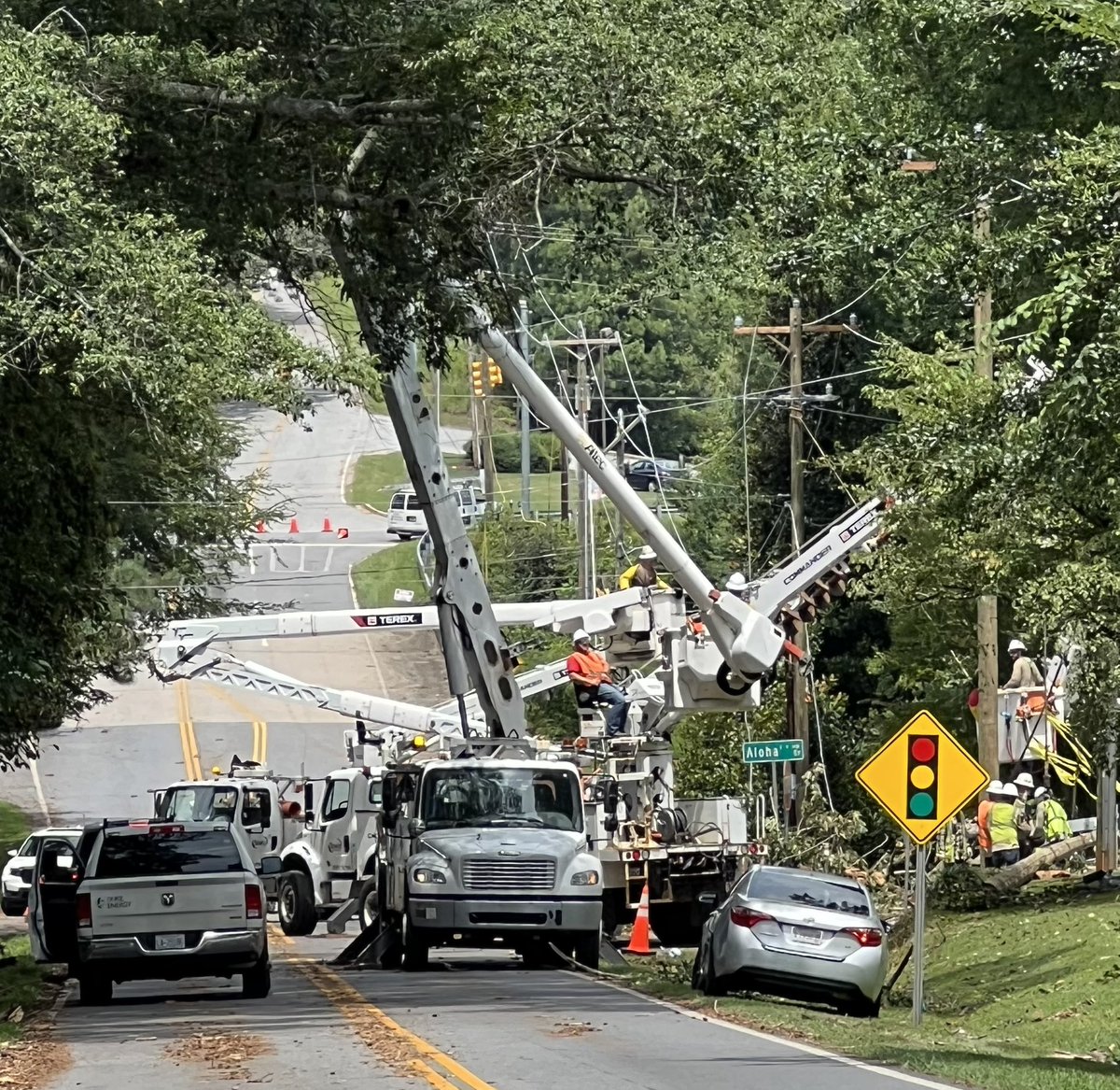Storm damage in Anderson near Hwy. 76 and Pearman Dairy Rd.

Thank you for your patience while crews work to safely remove trees, repair/replace damaged equipment, and restore power.

#thankalineworker