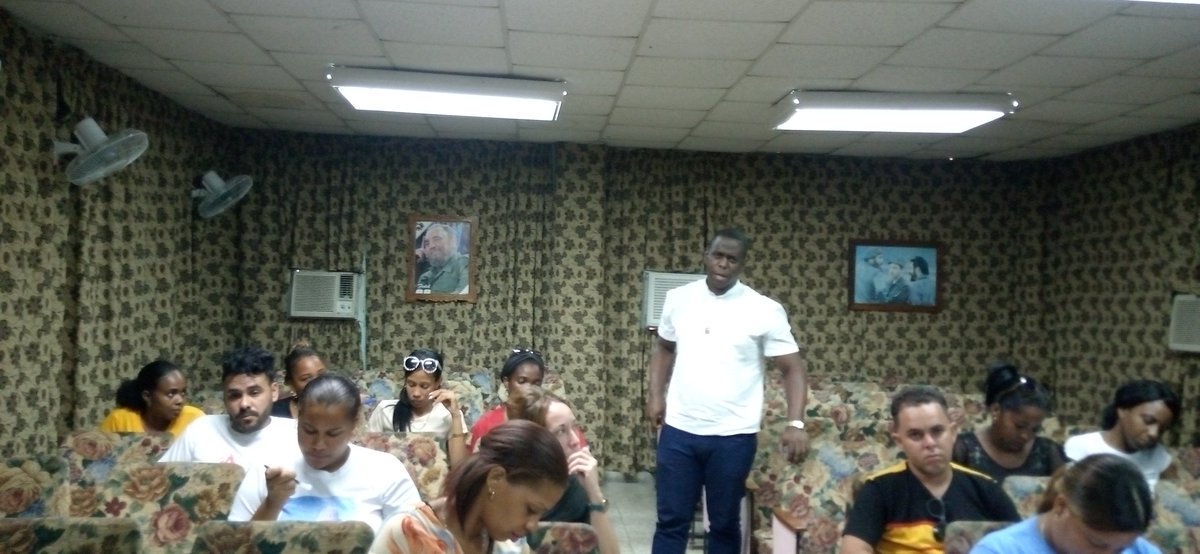 Intervenciones con aportes valiosos de maneras de hacer para arribar a las Asambleas Municipales #12Congreso   realizan los miembros del buró Provincial de la Unión de Jóvenes Comunistas de #Guantánamo
#UnaMejorJuventud <a href="/aylinalvarezG/">Aylín Alvarez García</a>