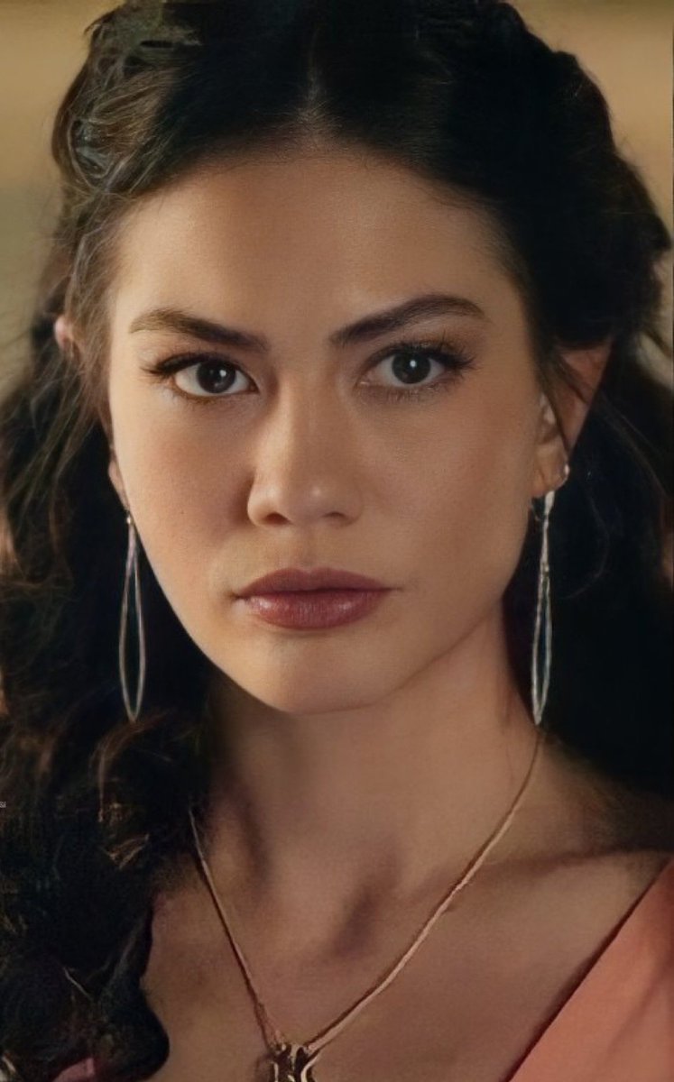 #EnSevdiğimDizisi (part 3) 
Tüm projelerini izlediğim #DemetÖzdemir 'in en sevdiğim projesi #SanaBirSırVereceğim , #DünyaylaBenimAramda ve #AdımFarah 'tır... 
Sizin en sevdiğiniz Demet Özdemir dizisi hangisi? 😍