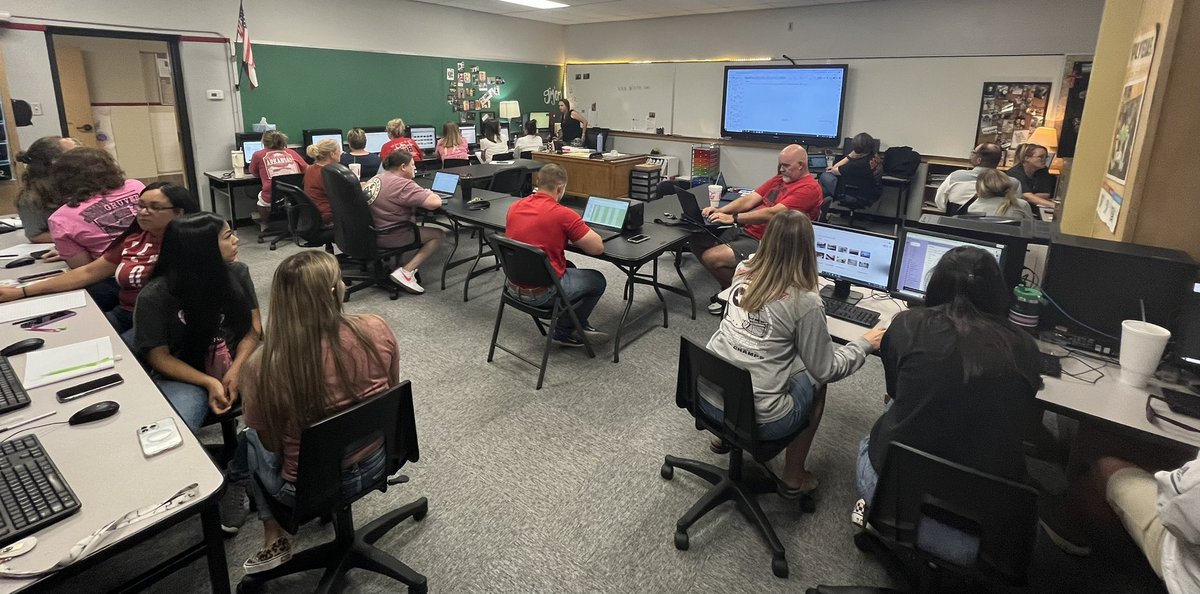 WadeCallaway's tweet image. High school tech training with our very own @holly_mac_806 !! #🖥️ #Inservice