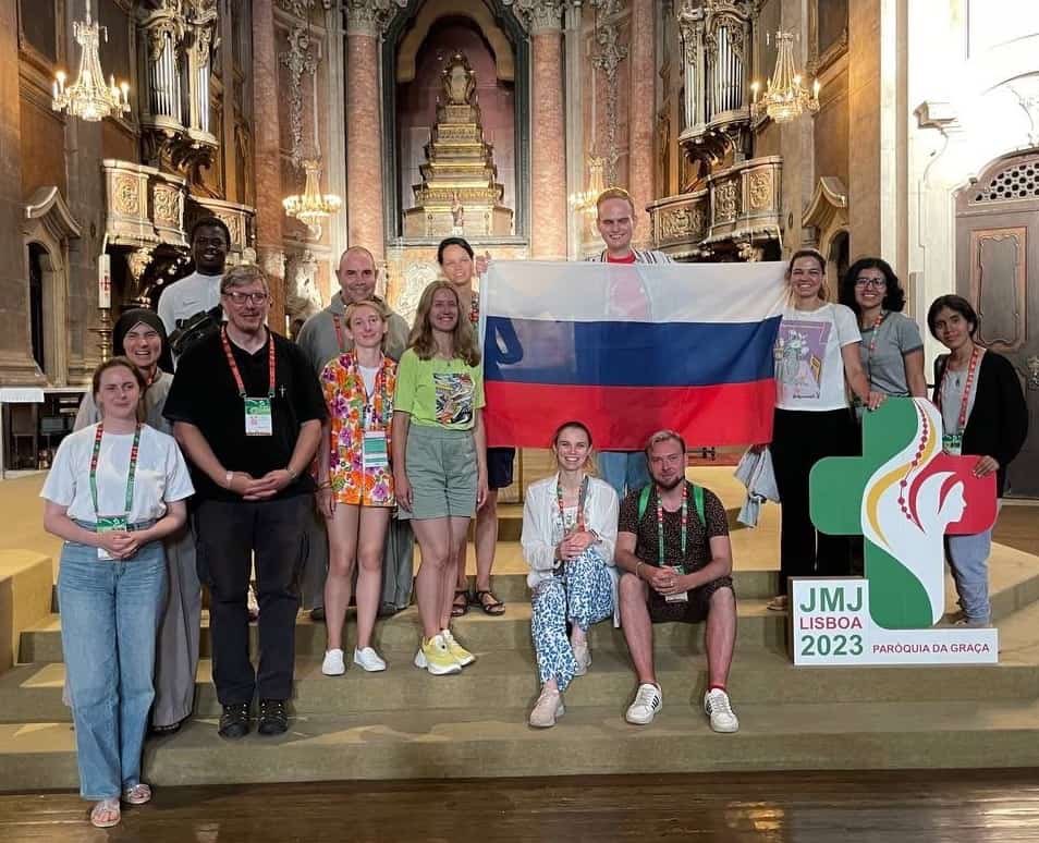 Dieciocho jóvenes católicos rusos participaron de la #JMJ2023 y rezaron por el fin de la guerra en Ucrania.

Los católicos son una minoría muy pequeña en Rusia. Apenas 800.000 personas son católicas bautizadas (el 0,5% de la población rusa).

Mucha gente conoce la promesa de la…