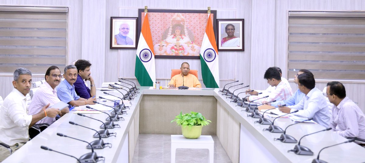 CMOfficeUP's tweet photo. प्रत्येक जनपद में एक स्टेडियम का निर्माण सुनिश्चित किया जाए। अगर जनपद में जमीन उपलब्ध हो, तो स्टेडियम PPP मोड पर बनें, इसके लिए उद्यमियों को प्रोत्साहित किया जाए।

हर ब्लॉक में एक मिनी स्टेडियम और गांव में खेल के मैदान के निर्माण को मातृभूमि योजना से जोड़ा जाए। गांवों के खेल-कूद की गतिविधियों को प्रोत्साहित करें। इससे हमारे ग्रामीण क्षेत्र के युवा सकारात्मक दिशा में आगे बढ़ेंगे: #UPCM @myogiadityanath
