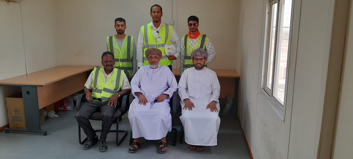 HamdoonIssa's tweet photo. في إطار متابعة كلية الهندسة بجامعة السلطان قابوس لبرنامج التدريب الصناعي لطلبتها، قام اليوم وفد من قسم الهندسة المدنية والمعمارية بزيارة ميدانية للطلبة المتدربين في مواقع تدريبهم العملي بمطار مسقط الدولي حيث شملت الزيارة مشروع إعادة تأهيل المدرج الجنوبي لمطار مسقط https://t.co/DGt87xXd2A