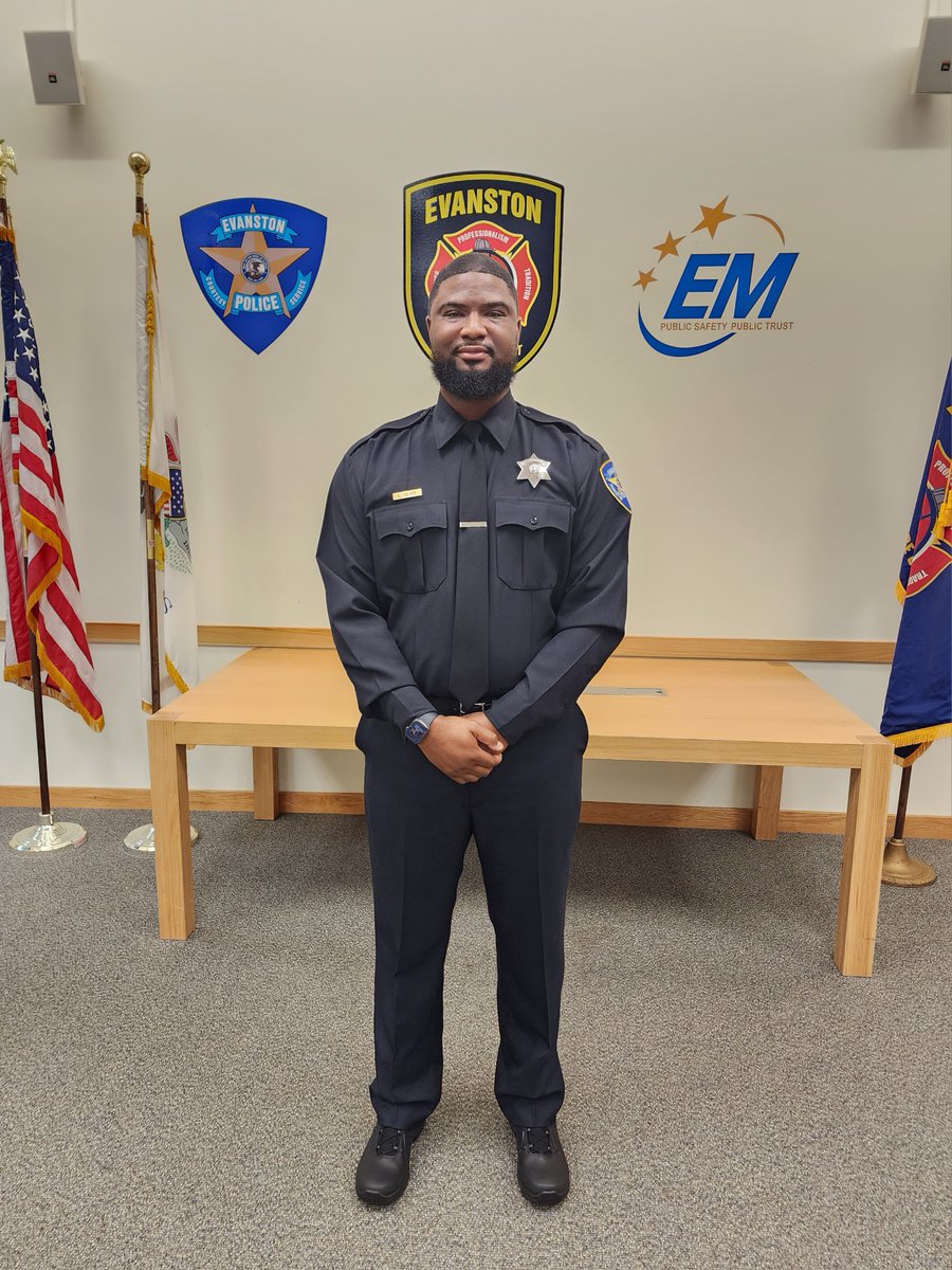 EvanstonPD's tweet photo. Congratulations to EPD's newest member! Officer Deven Tolver was sworn in this morning. Surrounded by family, Officer Tolver was welcomed to the department by Deputy Chief Wright and other members of EPD.
#JoinEPD https://t.co/kjJYSxNQ7C