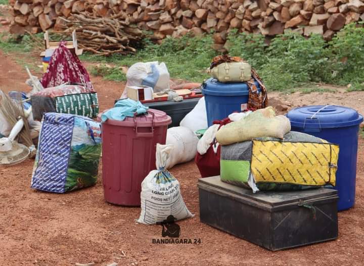 konate90's tweet photo. Les crieurs publics de Bamako ne feront jamais mention de la croissante insécurité qui touche nos concitoyens dans le centre et le nord, car ils ne sont pas directement touchés ni par elle, ni par ses conséquences sur leurs proches ou leur famille. Ils crient simplement pour gagner leurs frais de condiment, ce qui les rend aveugles et sourds à cette tragédie. Que Dieu protège notre République.
#AttaqueBodio #Bandiagara #Bèki_Takè