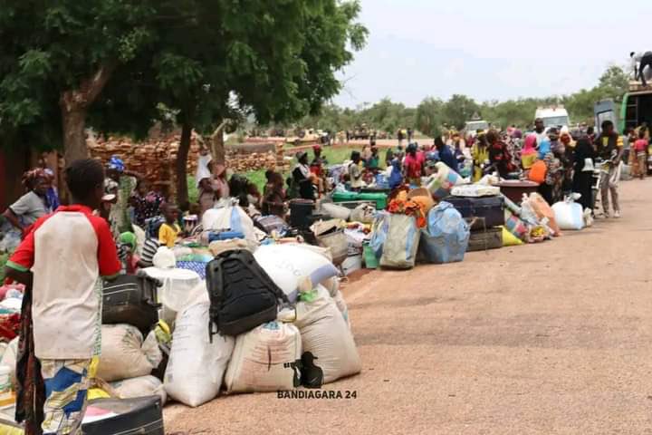 konate90's tweet photo. Les crieurs publics de Bamako ne feront jamais mention de la croissante insécurité qui touche nos concitoyens dans le centre et le nord, car ils ne sont pas directement touchés ni par elle, ni par ses conséquences sur leurs proches ou leur famille. Ils crient simplement pour gagner leurs frais de condiment, ce qui les rend aveugles et sourds à cette tragédie. Que Dieu protège notre République.
#AttaqueBodio #Bandiagara #Bèki_Takè