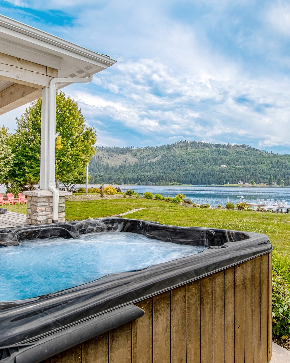 vacasarentals's tweet photo. Lake it easy and splash into this waterfront getaway. A stunning custom home on Pend Oreille River awaits with a private dock, hot tub, and wrap-around porch to indulge in outdoor living at its finest. 

See more of Riverfront Relaxation in Laclede, ID: https://t.co/ZQsh7FE9dz https://t.co/LDVG0oLPQo