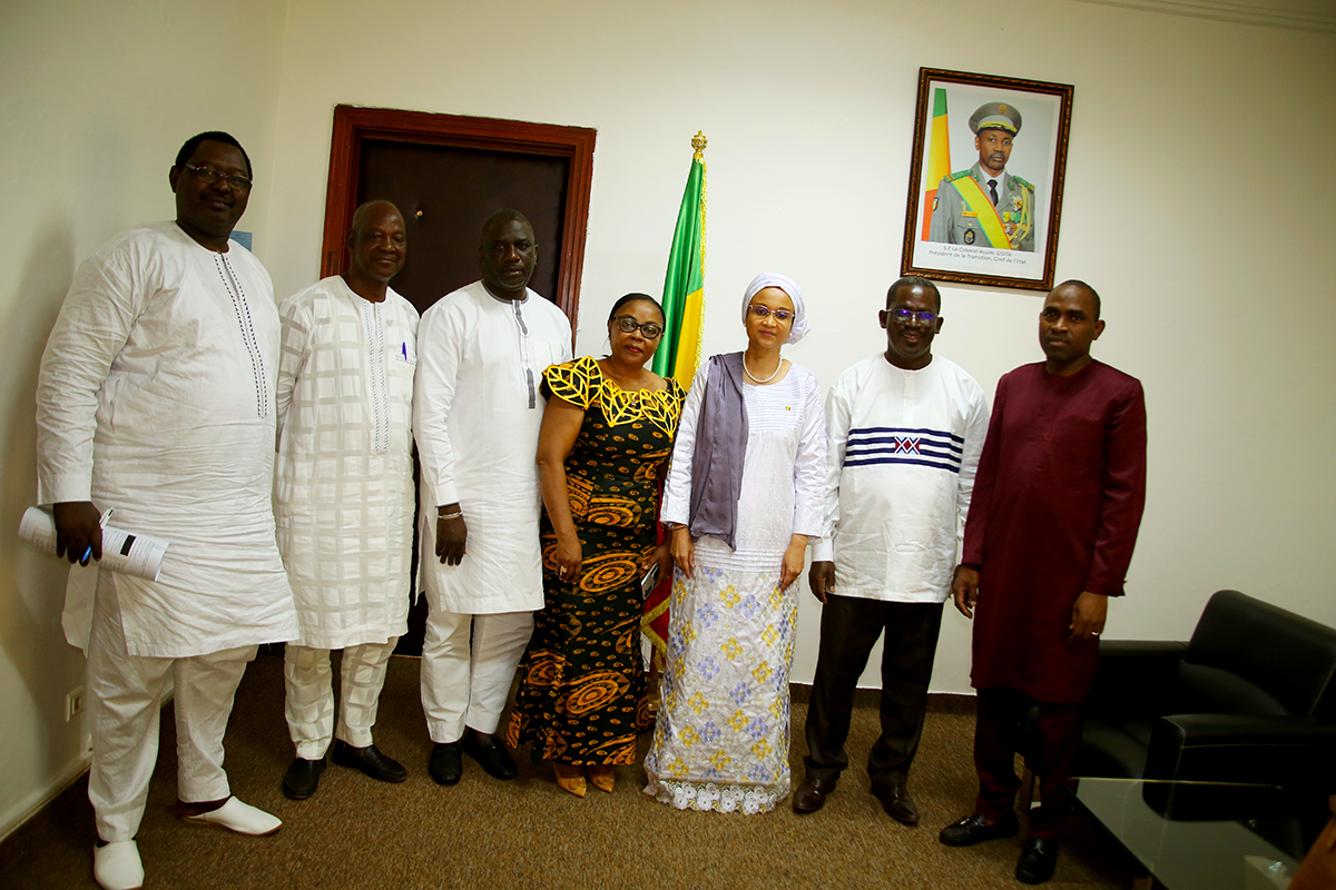 MenefpMali's tweet photo. 08 Août 2023 | Mme le Ministre Bagayoko Aminata TRAORE a reçu en audience une équipe de #SNV🇲🇱 Les échanges ont porté sur la promotion de la création d’#emplois et auto-emplois #verts dans le domaine Agricole au profit des jeunes et les femmes.
2400 emplois verts en vue ! #APEJ. https://t.co/F5IVWZxs3R