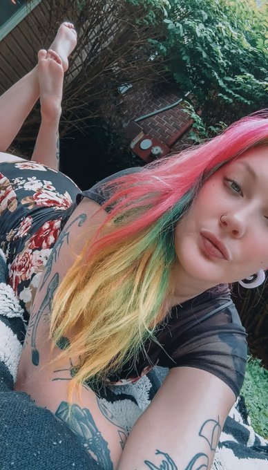 Simp. 🖕🏻💞🦶🏻 https://t.co/htjY8Hdi2R