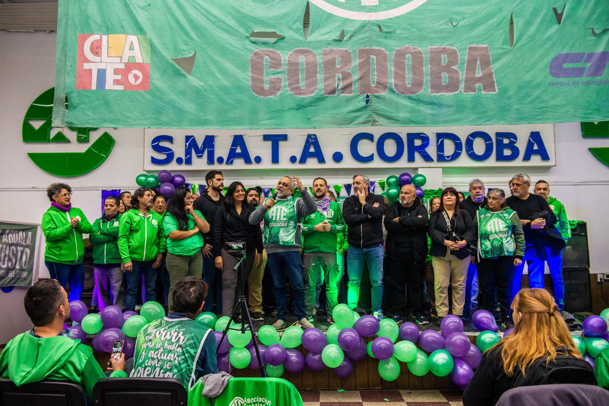 Anusateok's tweet photo. #Córdoba: Gran acto de cierre de campaña de la Verde y Violeta que encabeza @federgiuliani 

Con la presencia del candidato a Secretario General de ATE Nacional, @rodoaguiar, una multitud de afiliados y afiliadas se concentraron ayer por la tarde en Córdoba Capital. https://t.co/OwD7400jub