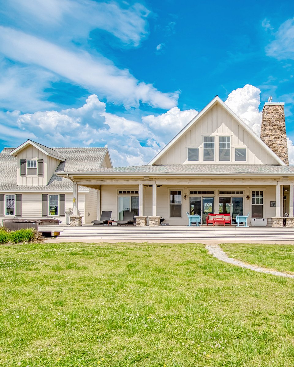 vacasarentals's tweet photo. Lake it easy and splash into this waterfront getaway. A stunning custom home on Pend Oreille River awaits with a private dock, hot tub, and wrap-around porch to indulge in outdoor living at its finest. 

See more of Riverfront Relaxation in Laclede, ID: https://t.co/ZQsh7FE9dz https://t.co/LDVG0oLPQo