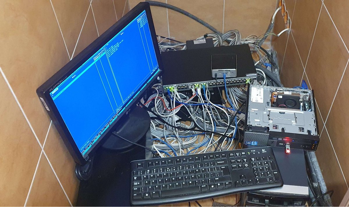 Particle_Soft's tweet image. Unfortunately, we ran into some problems this week.
As you can see, the server refused to obey.
So we send the programmer on vacation.
Music is still being created… thankfully not by AI
#indiegames #indiedev
#thedetective #gamedev #pixelart #pixel #indiegamedev #gameart
#steam