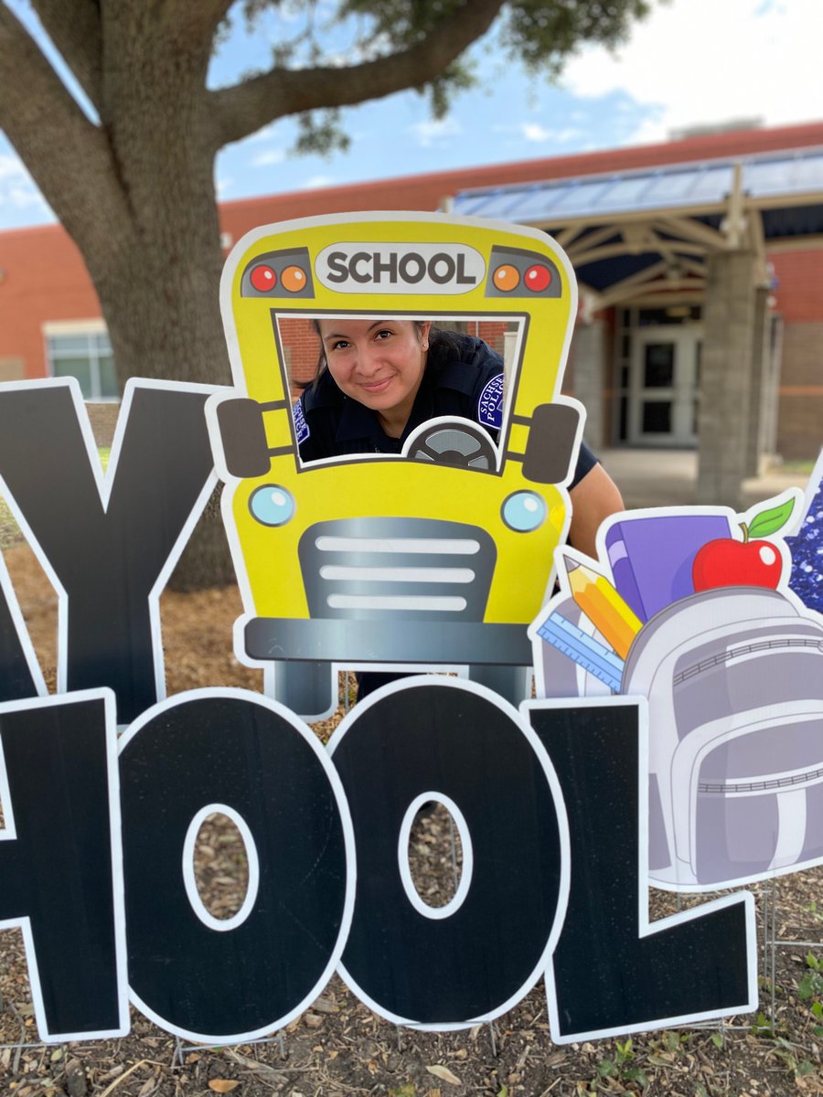 AviatorsPTA's tweet photo. “Officer Chavez is on the case!” She is our school’s resource officer and is permanently with us this year 👮‍♀️😎 https://t.co/MayvwFTAwa
