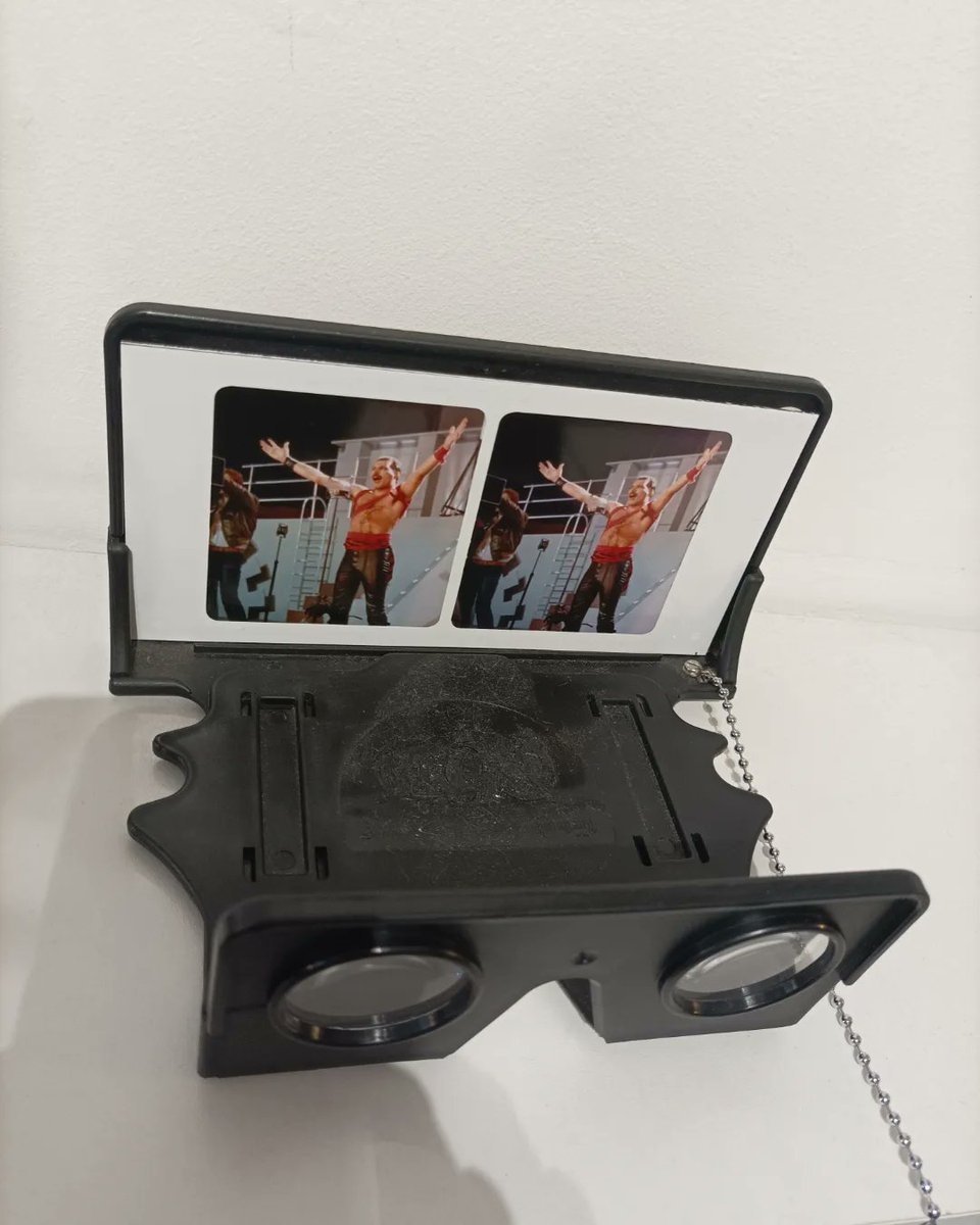 chaoticquokka_'s tweet photo. My favourite place surrounded by stills of life, semblances of music, breaths of love and pieces of friendship 🤍🫀

[8 months later...here I am once again.
August 8th, 2023] ✨

#queen @DrBrianMay #queenin3D https://t.co/hl6pBqs2u0