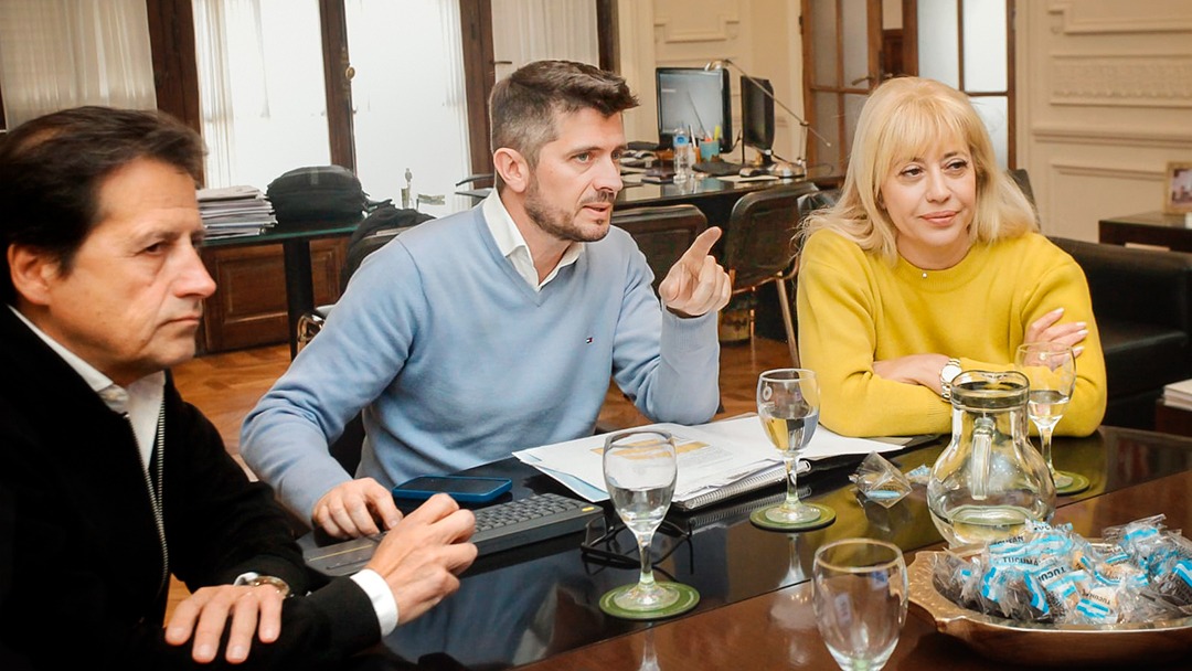 SebaGiobellina's tweet photo. Nos reunimos con la intendenta electa de San Miguel de Tucumán, @RossanaChahla, para analizar, debatir y planificar el desarrollo turístico de la ciudad. La Capital, con toda su historia, tiene un enorme potencial para seguir creciendo y recibiendo turistas de todo el país. https://t.co/8EbyajzrPP