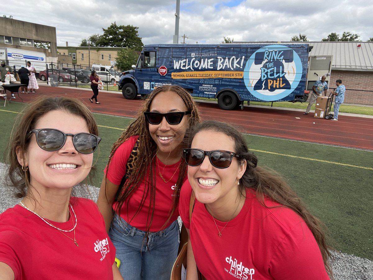 Kids1stK12's tweet image. Dance parties, free backpacks, popsicles, face painting, balloons, and smiley education advocates!  See you again on Saturday at School of the Future! #RingtheBellPHL #SDPbustour #FundPApublicschools @PHLschools @classixphilly @rnbphilly
