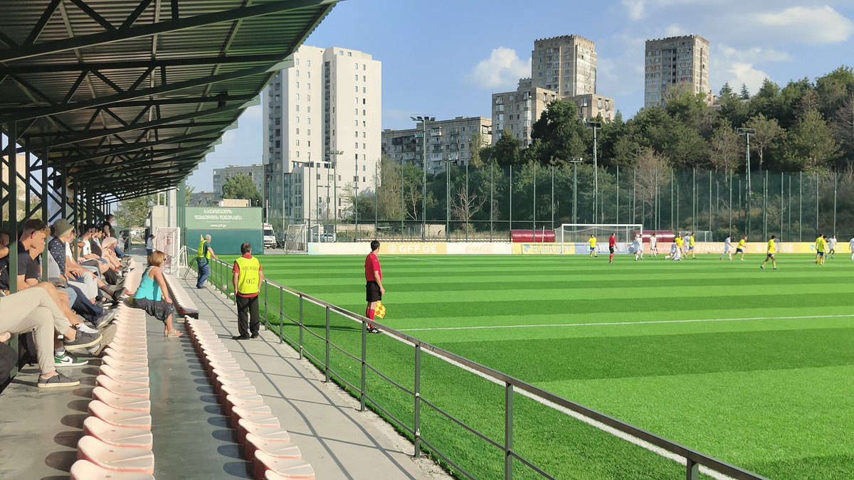 PuckJansen1954's tweet photo. Vincken in de buitenwijken van #Tbilisi 
#MeraniTbilisi - #WITGeorgia  #ErovnuliLiga 2.
Hèt plastic veld staat bijna in de fik, bij deze temperaturen. https://t.co/94iZqQDeT9