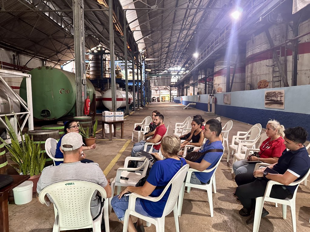 RoneraCardenas's tweet photo. Taller de destilación junto a Especialistas de la @CruzRonera 🏭
@CubaRonSA 
@AndroAbon 
@LeidiAlmeida66 
#CubaViveYTrabaja https://t.co/vy9q6mmcQg
