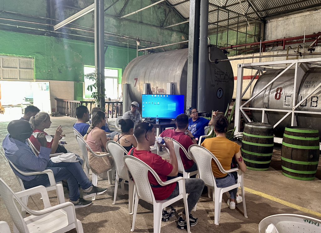 RoneraCardenas's tweet photo. Taller de destilación junto a Especialistas de la @CruzRonera 🏭
@CubaRonSA 
@AndroAbon 
@LeidiAlmeida66 
#CubaViveYTrabaja https://t.co/vy9q6mmcQg