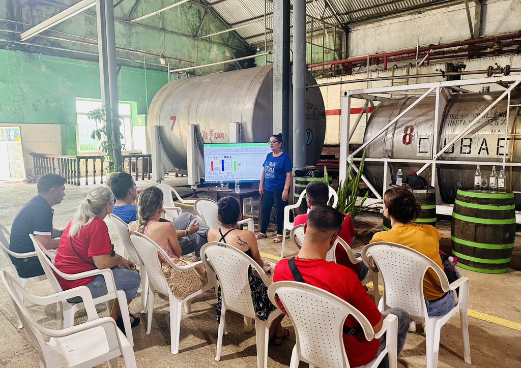 RoneraCardenas's tweet photo. Taller de destilación junto a Especialistas de la @CruzRonera 🏭
@CubaRonSA 
@AndroAbon 
@LeidiAlmeida66 
#CubaViveYTrabaja https://t.co/vy9q6mmcQg