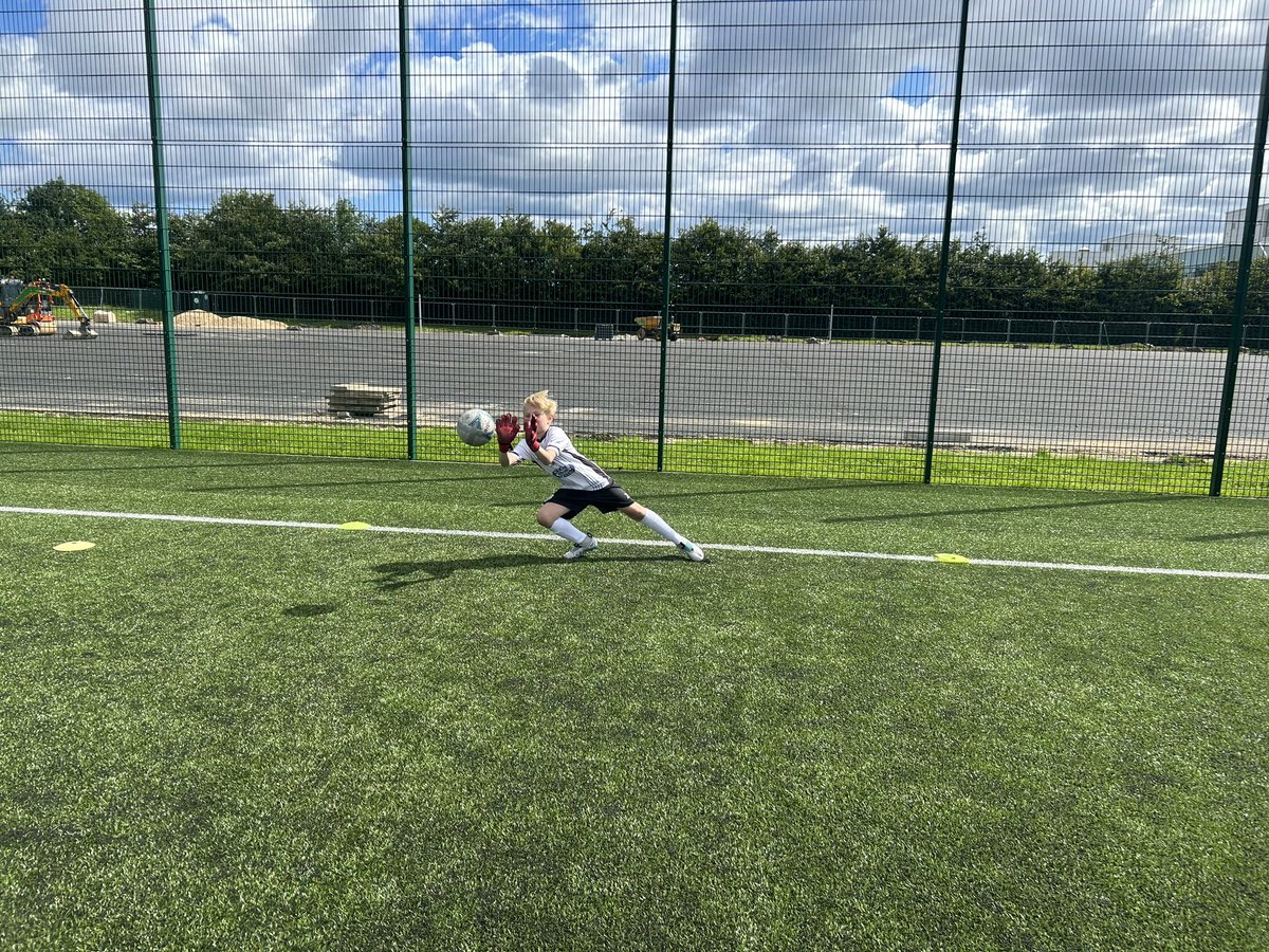 Goalkeepers on our holiday course today worked on diving and shot stopping. 

🧤Low diving Saves
🧤Mid/High diving saves 
🧤Reaction saves 
🥅 Shot Stopping
😃 Have lots of fun

#trainplaywearone <a href="/TheOneGloveCo/">The One Glove Co</a>