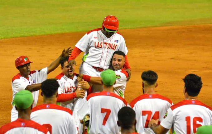 YoelCepeda3's tweet photo. ⚾ #SNB62 Los Leñadores tuneros viajan hoy hacia La Habana donde buscarán dos éxitos para coronarse por segunda vez en las series cubanas de béisbol, tras ganar par de veces como anfitrión ante Industriales. https://t.co/K7o7NwwyMI https://t.co/Lfm6IJYzmF